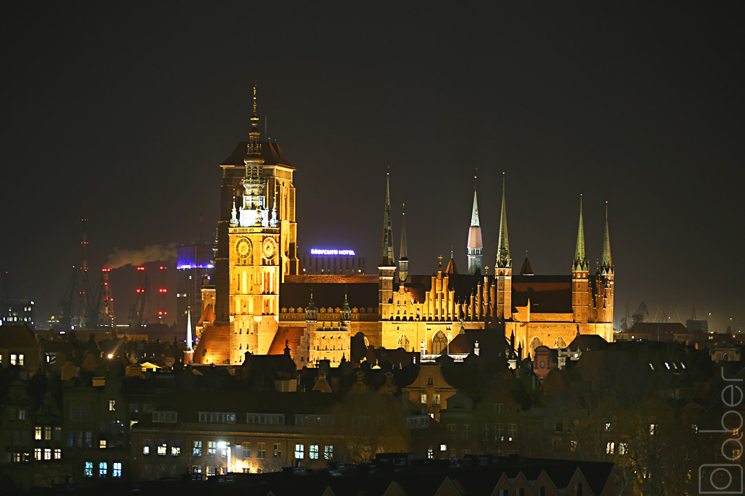 Nocny widok na Bazylikę Mariacką w Gdańsku