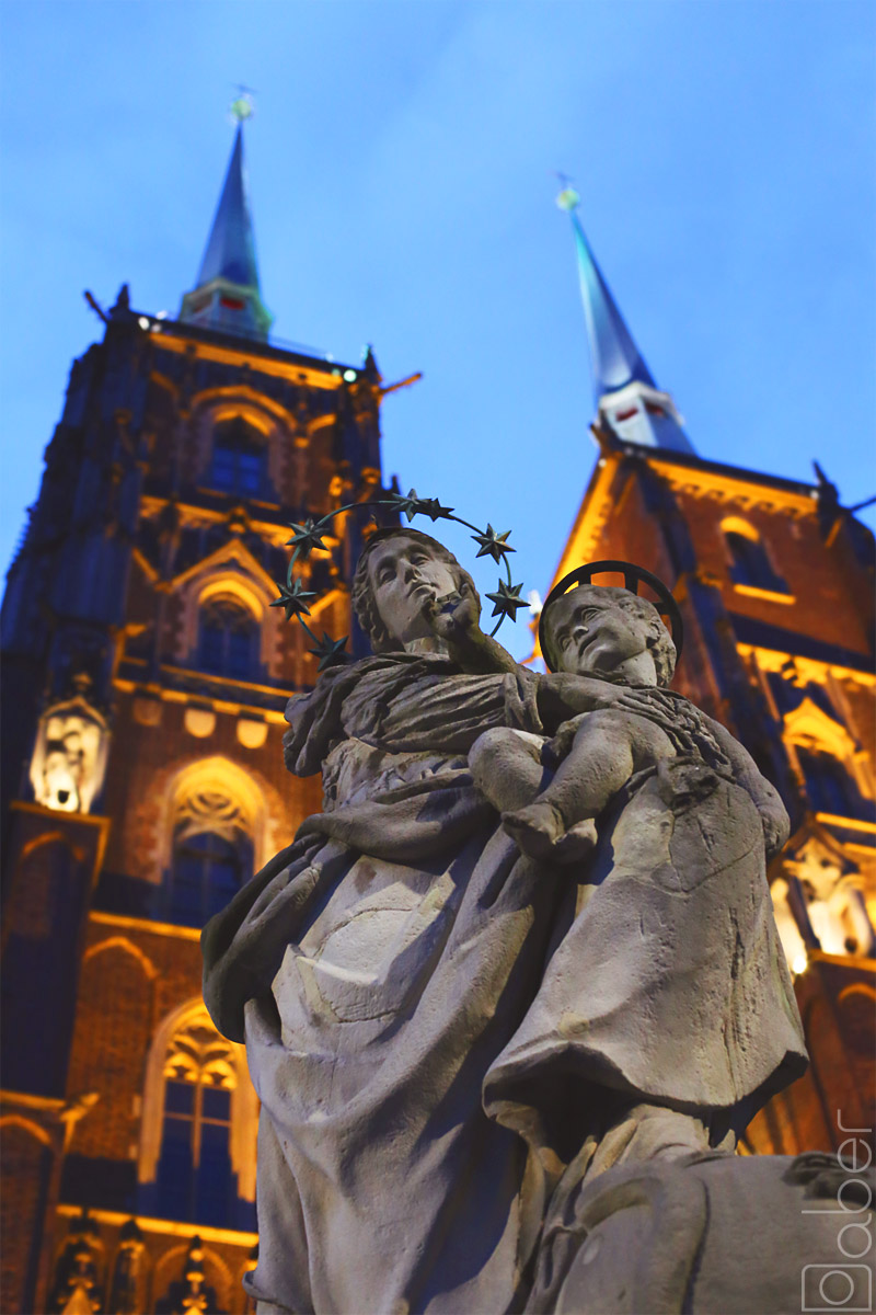 Rzeźba przed wrocławską Katedrą