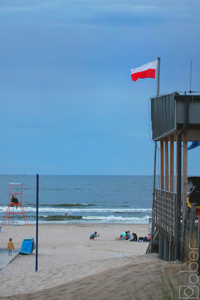 Flaga polska na tle morza