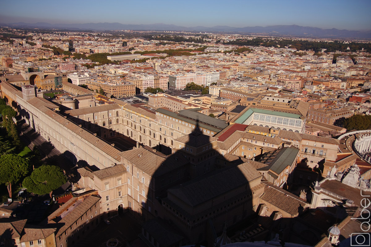 Cień kopuły padający na budynki Rzymu
