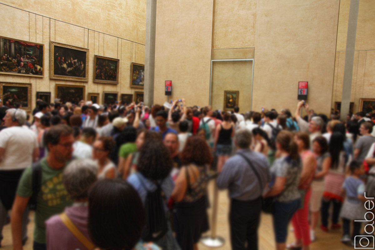 Tłum oglądający Mona Lizę w Luwrze