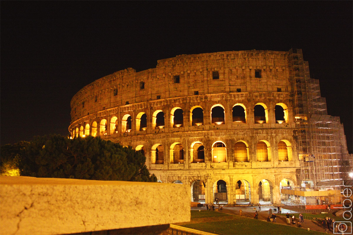 Rzymskie Koloseum nocą